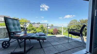 Ein Balkon oder eine Terrasse in der Unterkunft Ruhige Wohlfühloase auf zwei Ebenen - mit Terrasse im Grünen und Balkon