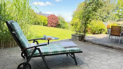 Ein Garten an der Unterkunft Ruhige Wohlfühloase auf zwei Ebenen - mit Terrasse im Grünen und Balkon