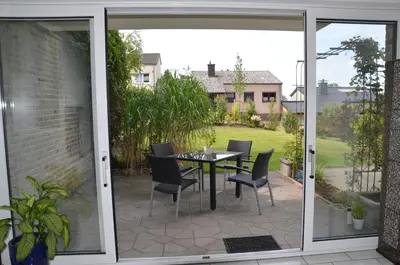 Ein Garten an der Unterkunft Ruhige Wohlfühloase auf zwei Ebenen - mit Terrasse im Grünen und Balkon