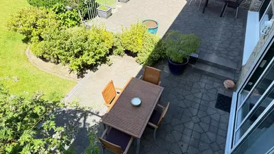 Ein Garten an der Unterkunft Ruhige Wohlfühloase auf zwei Ebenen - mit Terrasse im Grünen und Balkon