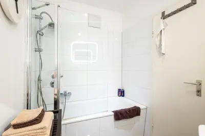 Ein Badezimmer in der Unterkunft Rob's Suite - Zentrale Design-Suite am Opernplatz, 2 Zimmer, 2 Bäder und Top-Ausstattung