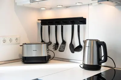Küche/Küchenzeile in der Unterkunft Rob's Suite - Zentrale Design-Suite am Opernplatz, 2 Zimmer, 2 Bäder und Top-Ausstattung