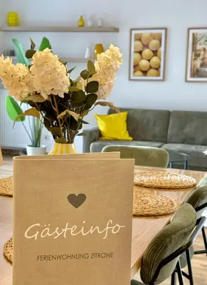 Ein Sitzbereich in der Unterkunft Neu renoviertes Apartment mit 2 Schlafzimmern, Küche & Waschtrockner nahe Zentrum Borken