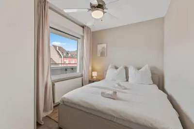 Ein Bett oder Betten in einem Zimmer der Unterkunft 2-Zimmer Duisburg City Apartment 50m2 - Nähe Innenhafen und HBF
