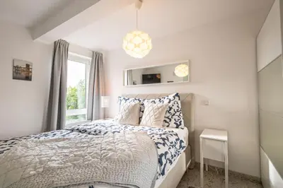 Ein Bett oder Betten in einem Zimmer der Unterkunft Rob's Place - Ruhige 2-Zi-City-Oase mit Panorama über den Weberplatz