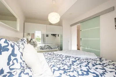 Ein Bett oder Betten in einem Zimmer der Unterkunft Rob's Place - Ruhige 2-Zi-City-Oase mit Panorama über den Weberplatz