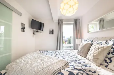 Ein Bett oder Betten in einem Zimmer der Unterkunft Rob's Place - Ruhige 2-Zi-City-Oase mit Panorama über den Weberplatz