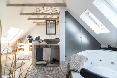Ein Bett oder Betten in einem Zimmer der Unterkunft Wellness Suiten mit Whirlpool am Stadtrand von Essen