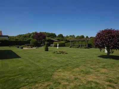 Ein Garten an der Unterkunft Großzügiges Einfamilienhaus mit viel Garten