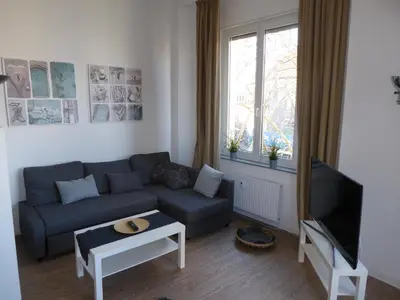 Ein Sitzbereich in der Unterkunft Bright, friendly flat in a well-maintained old building