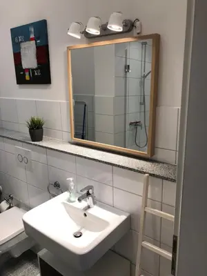 Ein Badezimmer in der Unterkunft Bright, friendly flat in a well-maintained old building