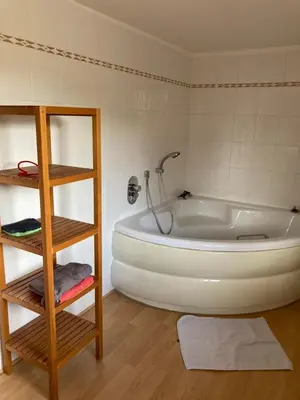 Ein Bett oder Betten in einem Zimmer der Unterkunft Ruhiges ganzes Apartment Self Check-in 45 m zwei Zimmer Groses Bad Badewanne Kochnische