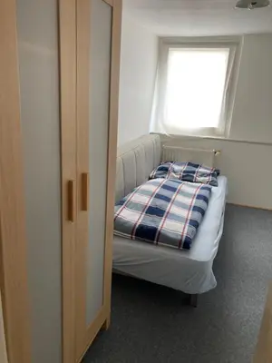 Ein Bett oder Betten in einem Zimmer der Unterkunft Ruhiges ganzes Apartment Self Check-in 45 m zwei Zimmer Groses Bad Badewanne Kochnische