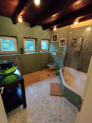 Ein Badezimmer in der Unterkunft Blaues Haus - kleinere Doppelhaushälfte in Stadtkernnähe mit traumhaftem Bad und Küche