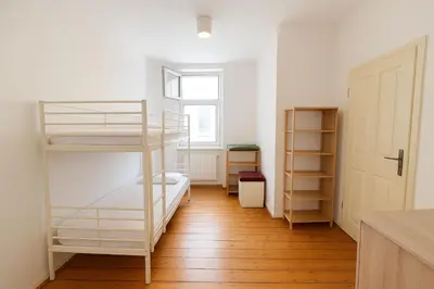 Ein Bett oder Betten in einem Zimmer der Unterkunft Bett im Durchgangszimmer