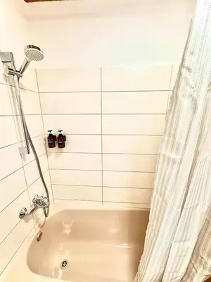 Ein Badezimmer in der Unterkunft Moderne Unterkunft mit Parkplatz & Smart-Tv