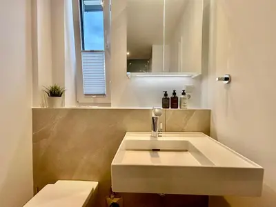 Ein Badezimmer in der Unterkunft Luxuswohnung, Airport-Messe fußläufig erreichbar 1
