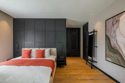 Ein Bett oder Betten in einem Zimmer der Unterkunft El Toro am Seilersee Suiten und Restaurant