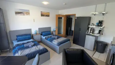 Küche/Küchenzeile in der Unterkunft Moderne kleine Wohnung im Ex-Studentenwohnheim in Essen