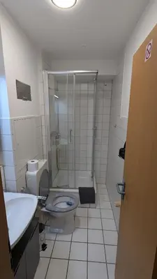 Ein Badezimmer in der Unterkunft Moderne kleine Wohnung im Ex-Studentenwohnheim in Essen