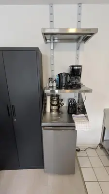 Küche/Küchenzeile in der Unterkunft Moderne kleine Wohnung im Ex-Studentenwohnheim in Essen