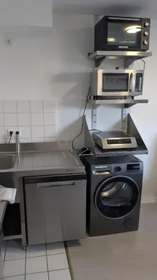 Küche/Küchenzeile in der Unterkunft Moderne kleine Wohnung im Ex-Studentenwohnheim in Essen