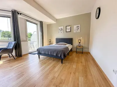 Ein Bett oder Betten in einem Zimmer der Unterkunft Stadtwald Langzeit-Apartment - Küche - Waschmaschine - S-Bahn direkt