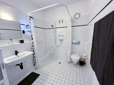 Ein Badezimmer in der Unterkunft Stadtwald Langzeit-Apartment - Küche - Waschmaschine - S-Bahn direkt