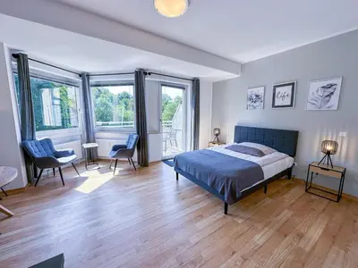 Ein Bett oder Betten in einem Zimmer der Unterkunft Stadtwald Langzeit-Apartment - Küche - Waschmaschine - S-Bahn direkt