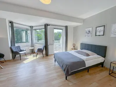 Ein Bett oder Betten in einem Zimmer der Unterkunft Stadtwald Langzeit-Apartment - Küche - Waschmaschine - S-Bahn direkt