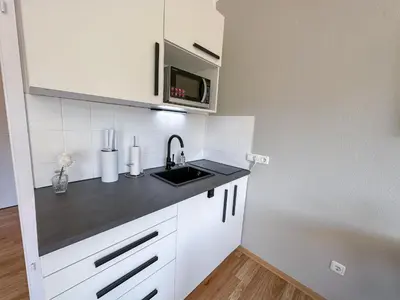 Küche/Küchenzeile in der Unterkunft Stadtwald Langzeit-Apartment - Küche - Waschmaschine - S-Bahn direkt