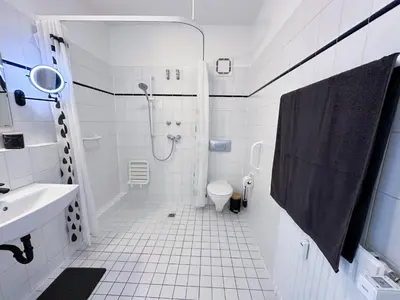Ein Badezimmer in der Unterkunft Stadtwald Langzeit-Apartment - Küche - Waschmaschine - S-Bahn direkt
