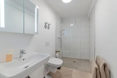 Ein Badezimmer in der Unterkunft Bunker Retreat-Messe Essen-Self Check-in-5P-DUS-WIFI