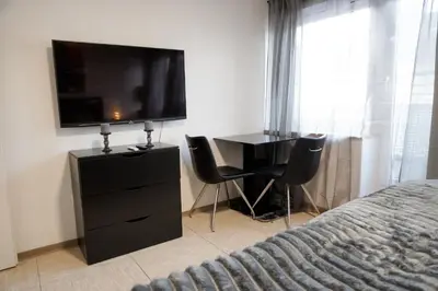TV/Unterhaltungsangebot in der Unterkunft M House Do Modernes Privatzimmer mit Balkon & Self Check-in