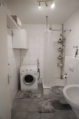 Ein Badezimmer in der Unterkunft M House Do Modernes Privatzimmer mit Balkon & Self Check-in