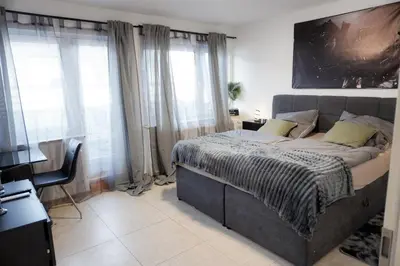 Ein Bett oder Betten in einem Zimmer der Unterkunft M House Do Modernes Privatzimmer mit Balkon & Self Check-in