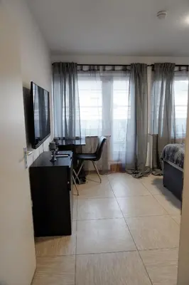 TV/Unterhaltungsangebot in der Unterkunft M House Do Modernes Privatzimmer mit Balkon & Self Check-in