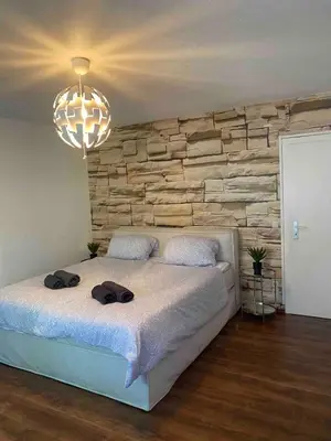 Ein Bett oder Betten in einem Zimmer der Unterkunft Sehr gute Lage mit Straßenbahn vor der Tür & riesen Bett, Messe nah