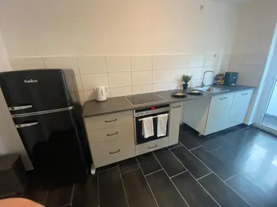 Küche/Küchenzeile in der Unterkunft Sehr gute Lage mit Straßenbahn vor der Tür & riesen Bett, Messe nah