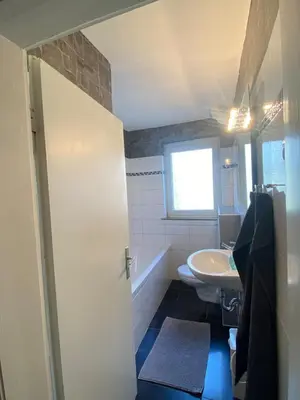 Ein Badezimmer in der Unterkunft Sehr gute Lage mit Straßenbahn vor der Tür & riesen Bett, Messe nah