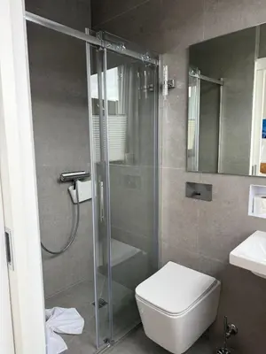 Ein Badezimmer in der Unterkunft NOOQA Duisburg - Living Collection - Parkplatz, Smart TV, Küche, voll ausgestattet