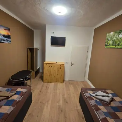 Ein Bett oder Betten in einem Zimmer der Unterkunft Lavalya Zimmervermittlung Wuppertal