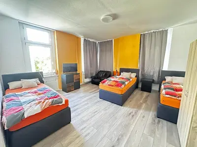Ein Bett oder Betten in einem Zimmer der Unterkunft Lavalya Zimmervermittlung Wuppertal