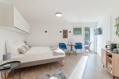 Küche/Küchenzeile in der Unterkunft SpaceStays Bunker Messe Apartment Wi-Fi TV