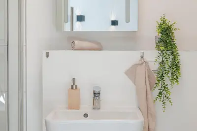Ein Badezimmer in der Unterkunft SpaceStays Bunker Messe Apartment Wi-Fi TV