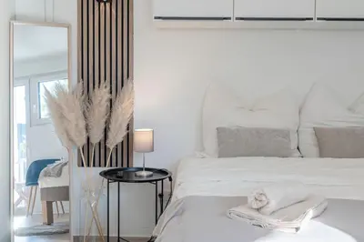 Ein Bett oder Betten in einem Zimmer der Unterkunft SpaceStays Bunker Messe Apartment Wi-Fi TV