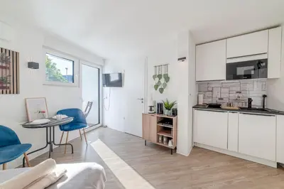 Küche/Küchenzeile in der Unterkunft SpaceStays Bunker Messe Apartment Wi-Fi TV