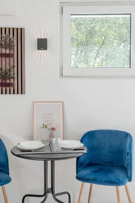 Ein Sitzbereich in der Unterkunft SpaceStays Bunker Messe Apartment Wi-Fi TV