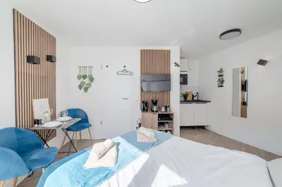 Ein Bett oder Betten in einem Zimmer der Unterkunft SpaceStays Bunker Sweet Messe WI-FI TV