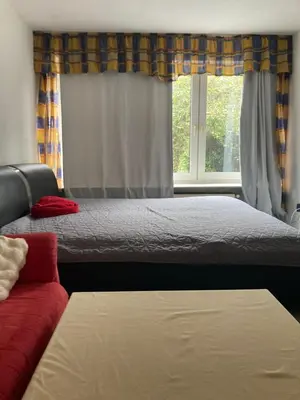 Ein Bett oder Betten in einem Zimmer der Unterkunft Premium Ruhiges ganzes Apartment 90 m 2 Schlafzimmer große Küche Wohnzimmer